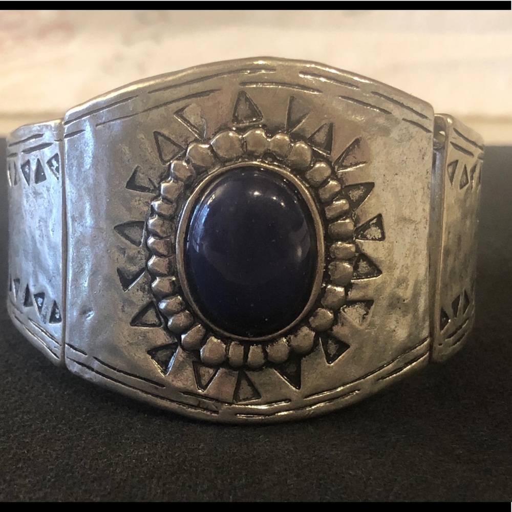 CHICO’s Silver Blue Stone stretch bracelet.